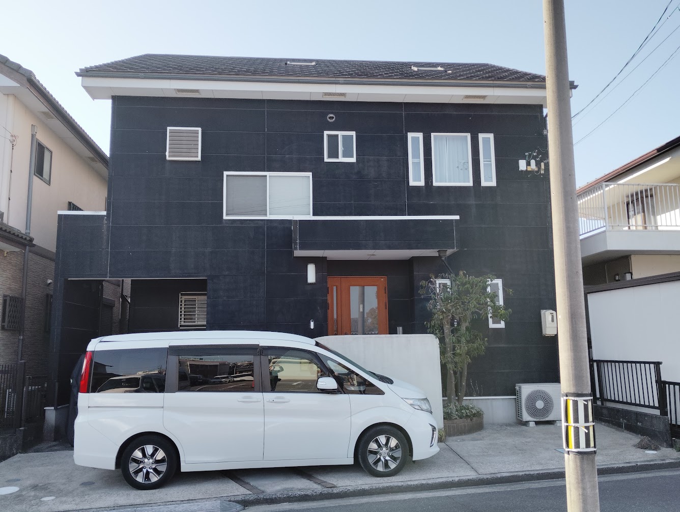 >
外壁色は既設色とほとんど変わりがありませんが仕上がりの艶はとてもきれいです。<br />
台風が心配でしたが台風の影響もなく無事に工事を完了することができました。<br />
この度は、当社へのご依頼誠にありがとうございました。<br />