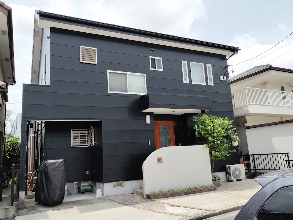 >
外壁色は既設色とほとんど変わりがありませんが仕上がりの艶はとてもきれいです。<br />
台風が心配でしたが台風の影響もなく無事に工事を完了することができました。<br />
この度は、当社へのご依頼誠にありがとうございました。<br />